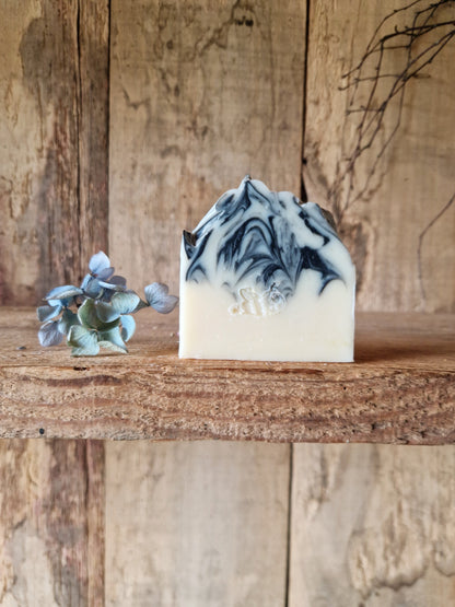 Savon au Miel, Charbon Végétal & Menthe Poivrée.